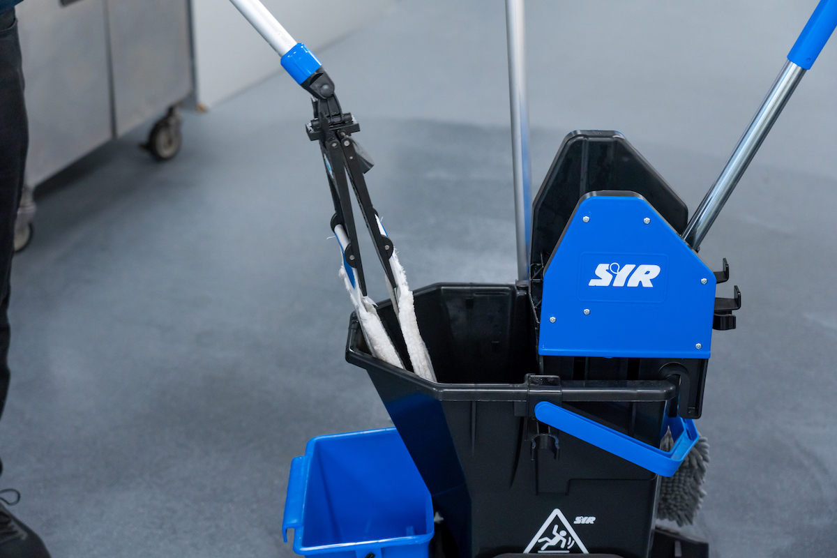 SYR Folding Flat Mop folds to fit into LTS-R bucket